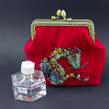Маленькая сумочка с вышивкой "Дракон"